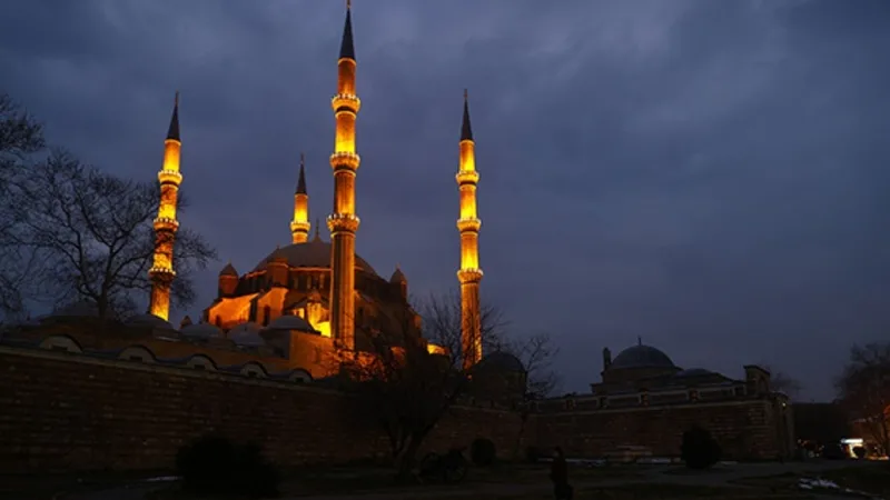mersin-2025-imsakiyesi-ramazan-ayinda-iftar-ezani-kacta-okunacak-sahur-teravih-vakitleri-1740750913157.jpg