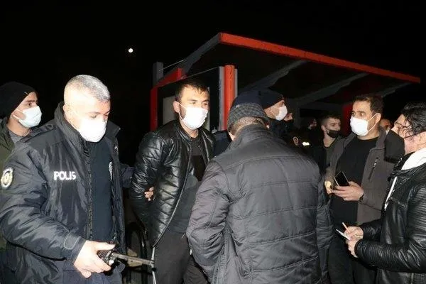 kayseride-uzun-namlulu-silahlarla-mezarlikta-gezen-2-kisi-gozaltina-alindi-1609533038946.jpeg Kayseri'de uzun namlulu silahlarla mezarlıkta gezen 2 kişi gözaltına alındı!-3