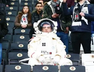 Metrobüs bekleyen astronot Beşiktaş - Bursaspor maçında!