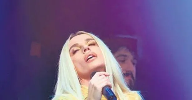 Gülşen altın renkli elbisesiyle ışıldadı