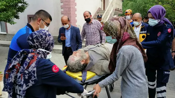 evinin-altinda-define-ararken-gocuk-altinda-kaldi-2-katli-ev-ise-cokme-endisesiyle-bosaltildi-1623611790364.jpg Evinin altında define ararken göçük altında kaldı! 2 katlı ev ise çökme endişesiyle boşaltıldı-3