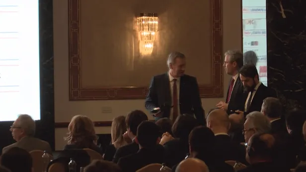 TÜSİAD'ın konferansında çeviri krizi! Almanya eski Cumhurbaşkanı Christian Wulff kürsüden indi-3