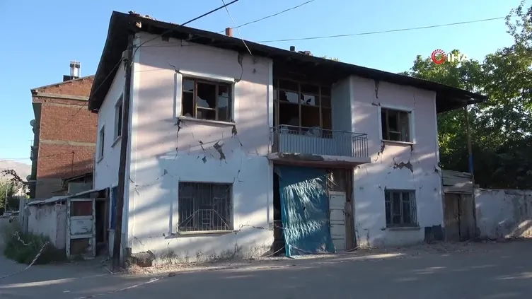 Malatya'da 5.3’lük depremde göçük meydana gelen ağır hasarlı ev korkutuyor