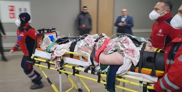 yarali-olarak-getirilen-minik-eymenin-baba-diye-aglamasi-yurek-parcaladi-1675827771940.jpg Yaralı olarak getirilen minik Eymen’in 'baba' diye ağlaması yürek parçaladı-8