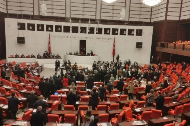 Son dakika: HDP'lilerin "Kobani" provokasyonu Meclis'i karıştırdı