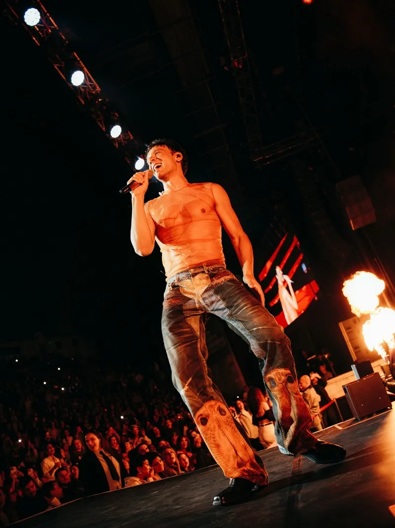 sinan-akcildan-erkek-gibi-giyinin-mesaji-gozler-edise-cevrildi-1759819680608.jpg Kaynak: Sosyal medya