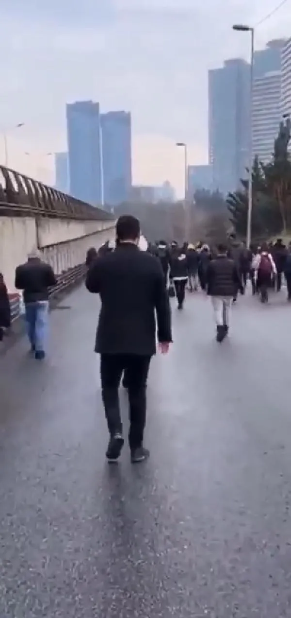 istanbulda-yine-metrobus-arizasi-yolcular-magdur-oldu-1676890735584.jpeg İstanbul'da yine metrobüs arızası! Yolcular mağdur oldu-4