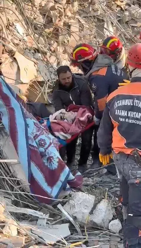 Asrın felaketinde umut haberleri! 248. saatte mucize! 17 yaşındaki Aleyna Ölmez 11. günde enkazdan sağ çıktı-22