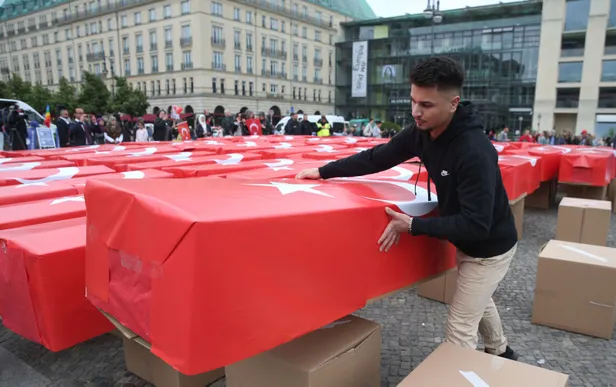 Almanya'nın tarihi meydanında dikkat çeken anma! 15 Temmuz'u böyle andılar-4