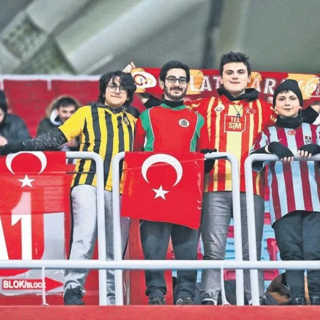 Türk futbolu omuz omuza