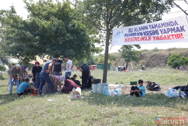 "Bu alanda kesim yasak" afişinin altında kaçak olarak kurban kesimi yaptılar - 14