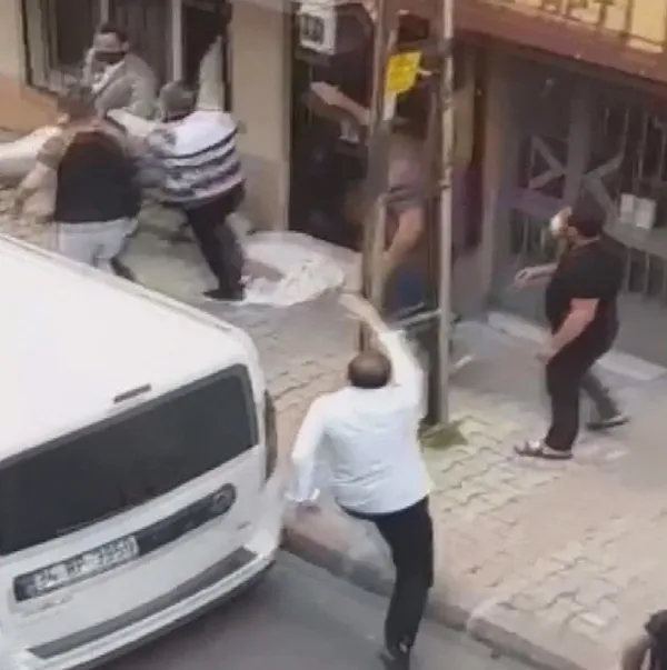 istanbul-bagcilarda-cocuklara-taciz-iddiasi-ortaligi-karistirdi-mahalleli-ayaklandi-1623161549110.jpg İstanbul Bağcılar'da çocuklara taciz iddiası ortalığı karıştırdı! Mahalleli ayaklandı-2