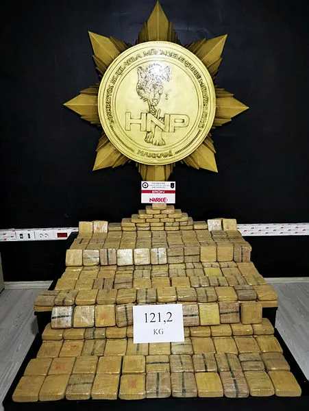hakkaride-ele-gecirilen-121-kilogramlik-eroin-paketleri-can-azerbaycan-30-yazisiyla-sergilendi-1603381247574.jpg Hakkari'de ele geçirilen 121 kilogramlık eroin paketleri, "Can Azerbaycan 30" yazısıyla sergilendi-2