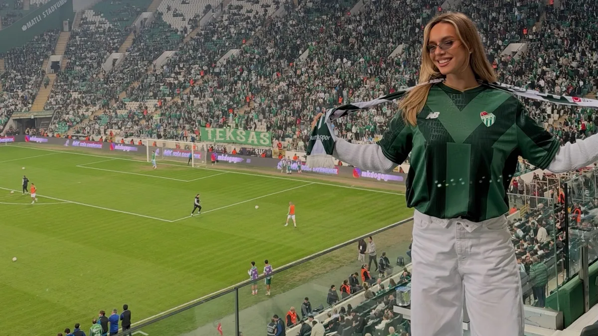 16 numaralı forması ve yeşil-beyaz atkısıyla tribündeki yerini aldı! DJ Mahmut Orhan ve sevgilisi maç izledi-3
