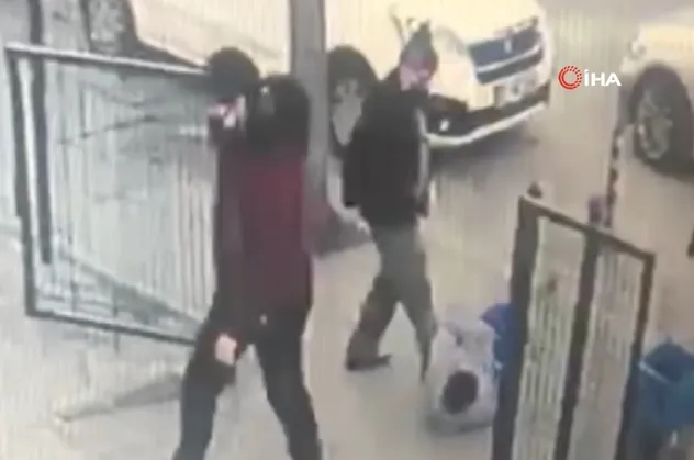 Ankara'da cani baba engelli çocuğunu yerde tekmeleyerek dövdü! O anlar saniye saniye kaydedildi
