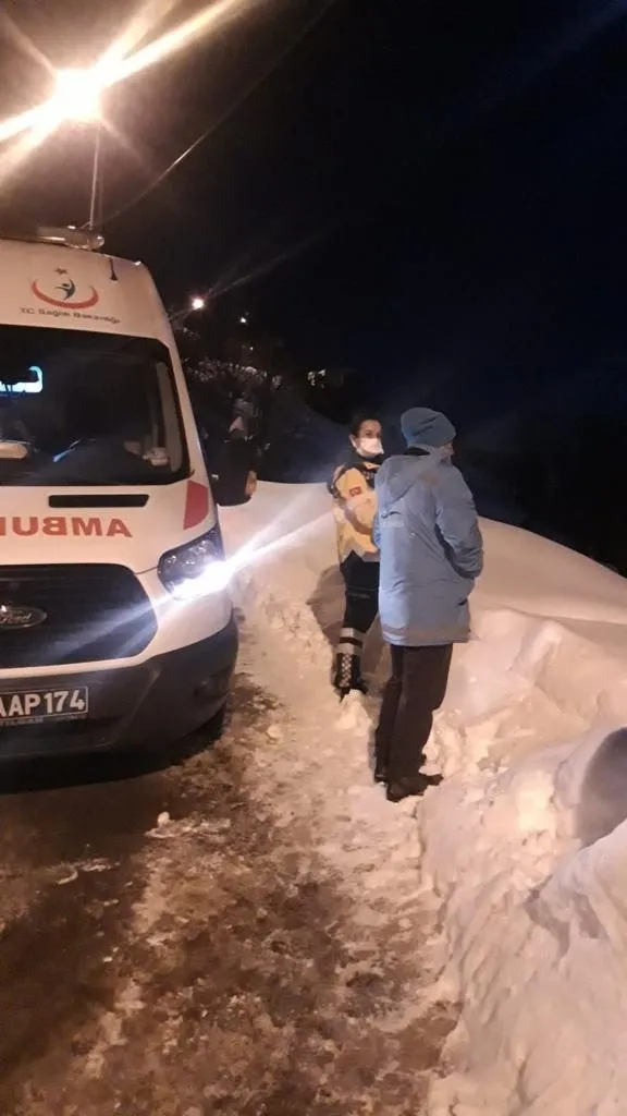 rizede-bazi-vatandaslar-kardan-kapanan-yollari-acilsin-diye-112ye-asilsiz-hastam-var-ihbarinda-bulunuldu-1642490003270.jpg Rize’de bazı vatandaşlar, "Kardan kapanan yolları açılsın" diye 112'ye asılsız "Hastam var" ihbarında bulundu-2