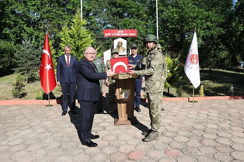 baskan-erdogan-mehmetcikle-bayramlasti-guven-ve-istikrar-ureten-bir-ulkeyiz-1779885949911.jpeg Başkan Erdoğan mehmetçikle bayramlaştı: Güven ve istikrar üreten bir ülkeyiz-4