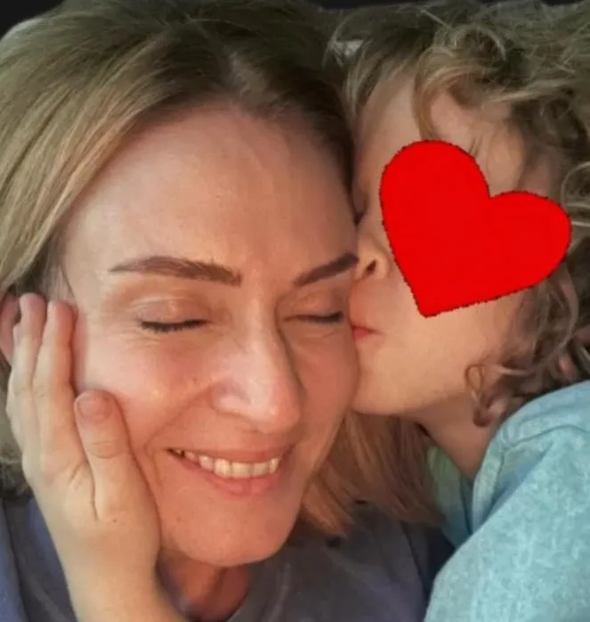 2013te-engin-akgunden-bosanan-ceyda-duvencinin-kizi-melisanin-karne-sevinci-takdir-belgesini-sosyal-medya-hesa-1705700315500.jpeg 2013'te Engin Akgün'den boşanan Ceyda Düvenci’nin kızı Melisa'nın karne sevinci! Takdir belgesini sosyal medya hesabından paylaştı-4