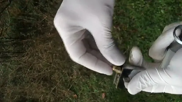 kumanda-gorunumlu-tabanca-yabanci-uyruklu-sahsin-uzerinden-cikan-cisim-polisi-yaraladi-1634284413343.jpg Kumanda görünümlü tabanca! Yabancı uyruklu şahsın üzerinden çıkan cisim polisi yaraladı-6