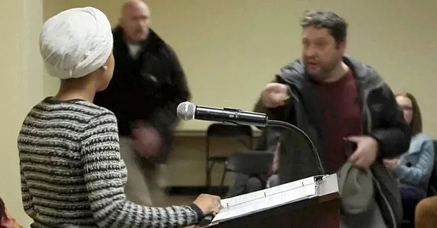 Trump "Sınır dışı edilsin" demişti! Ilhan Omar'a kürsüde şırıngalı saldırı