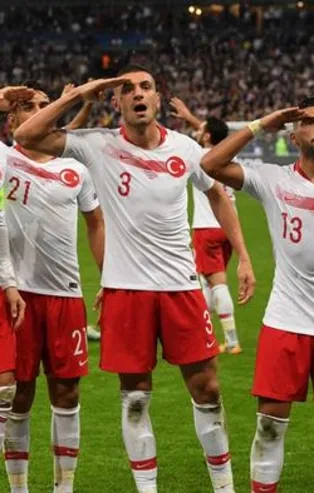 Milli Takım'da "asker selamı" kararı! UEFA'ya meydan okuyacaklar