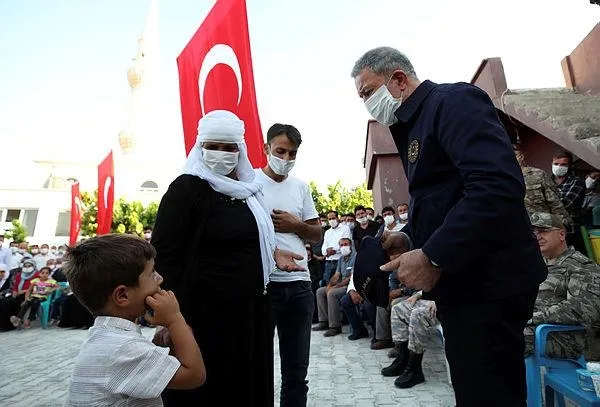 milli-savunma-bakani-hulusi-akardan-silopide-sehit-olan-iscilerin-ailelerine-ziyaret-1592594630656.jpeg