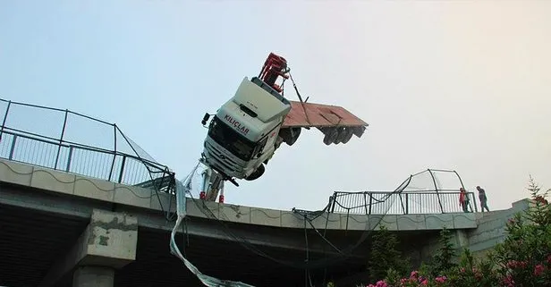 Kocaeli’nin Gebze ilçesinde hızını alamayan tır köprüde asılı kaldı