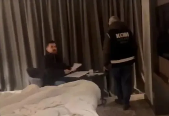 chpli-ozkan-yalim-otelde-gozaltina-alindi-telefon-sevgilisinin-ic-camasirindan-cikti-1774603780052.jpeg CHP’li Özkan Yalım'ın gözaltı görüntüleri: Telefon sevgilisinin iç çamaşırından çıktı-4