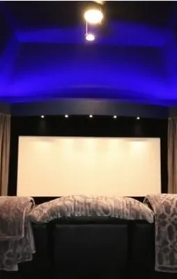 Film izlemeyi çok seven eşi için bakın ne yaptı!