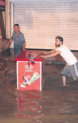İzmir'i sel götürdü! CHP'li Tunç Soyer Tarkan konserinde eğlendi