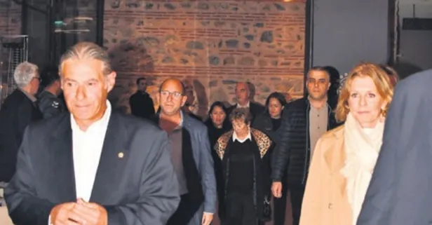 Sosyete bu olayı konuşuyor! Caroline Koç eşinin anısına düzenlenen törene sevgilisiyle katıldı