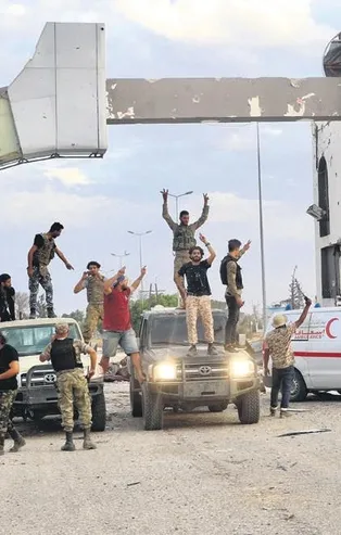 Libya'da Hafter'e sağ kolundan darbe