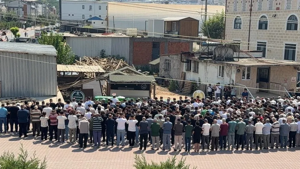 kocaeli-daricada-pes-pese-bulundu-sir-gibi-olum-3-kardesin-denize-nasil-dustugu-arastiriliyor-1787400936250.jpeg Kocaeli Darıca'da peş peşe bulundu! Sır gibi ölüm: 3 kardeşin denize nasıl düştüğü araştırılıyor-7