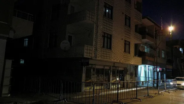 istanbul-pendikte-depremin-ardindan-duvarlarinda-hasar-olusan-bir-bina-bosaltildi-1624134998052.jpeg