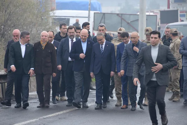 Son dakika: Diyarbakır'da polis servisine bombalı saldırı: 9 memur yaralandı-3