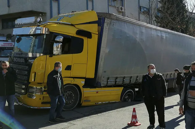 İstanbul'da yol çöktü! 14 ton iplik yüklü tır mahsur kaldı