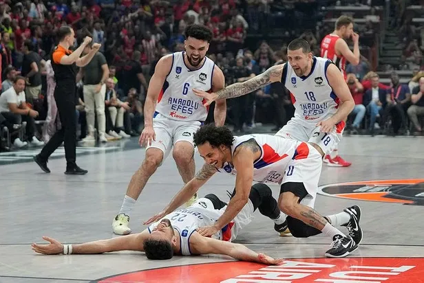 Anadolu Efes Olympiakos'u son saniyede yıktı! Finale çıktı-3