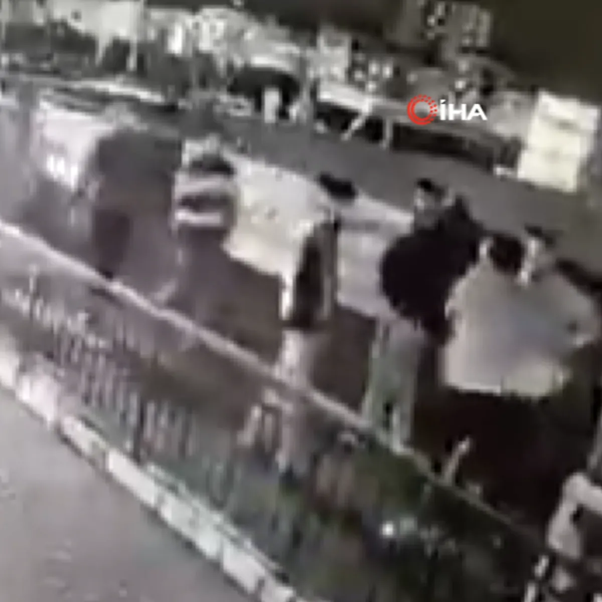 Polis ve eşine sokakta darp kamerada!
