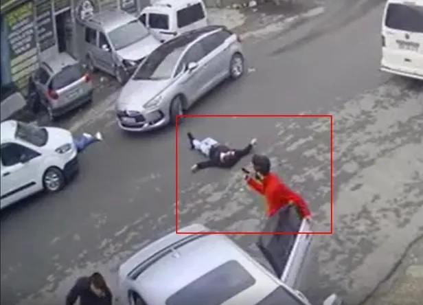 Son dakika: Esenyurt'ta 1'i polis 3 kişinin vurulduğu an kamerada! Yaralıları yerde tekmelediler-5