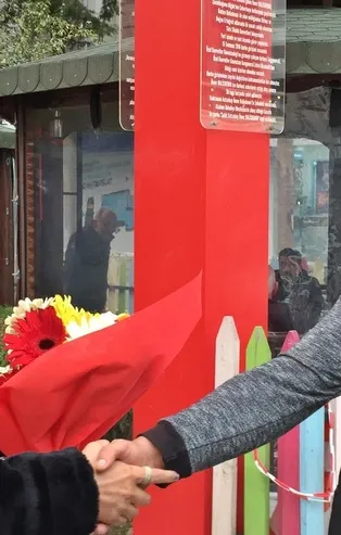 Çiçek dağıtarak yargılanmaktan kurtuldu
