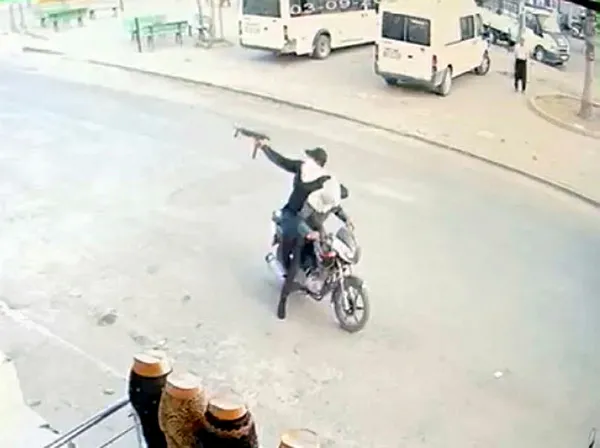 adanada-uzi-tabancali-baskin-kiz-meselesinde-kan-akti-1631172398158.jpg Adana'da uzi tabancalı baskın! Kız meselesinde kan aktı-3