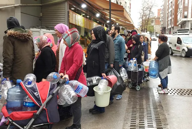 İzmir'de bir CHP rezaleti daha! Yağmur altında "su kuyruğu"-5