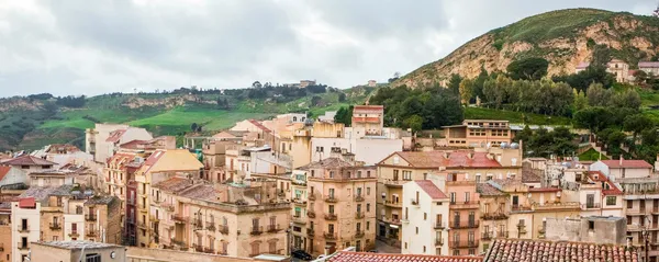 italyada-salemi-kasabasindaki-evler-1-avrodan-satisa-sunulacak-1603719870591.jpg İtalya'da Salemi kasabasındaki evler sadece 1 euro!-2