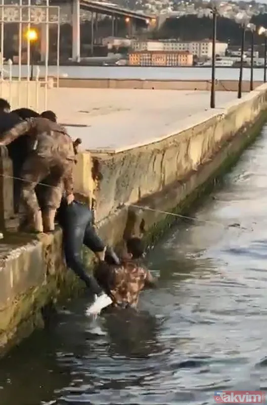 Özel Harekat polisi İstanbul Boğazı'na atlayıp turisti kurtardı - 21
