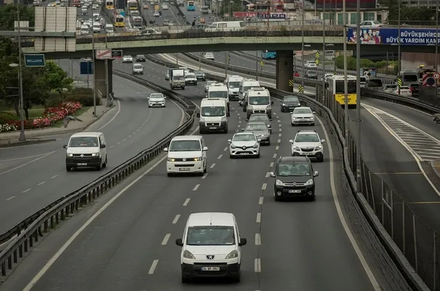 Son dakika: İstanbul'da trafik yoğunluğu yüzde 30'lara kadar yükseldi