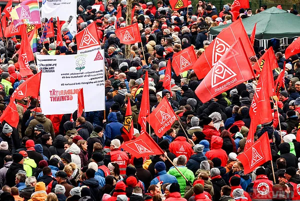 Alman otomotiv devi Volkswagen iflasın eşiğinde! Çalışanlar isyanda: Tabutunu kaldırdılar - 24