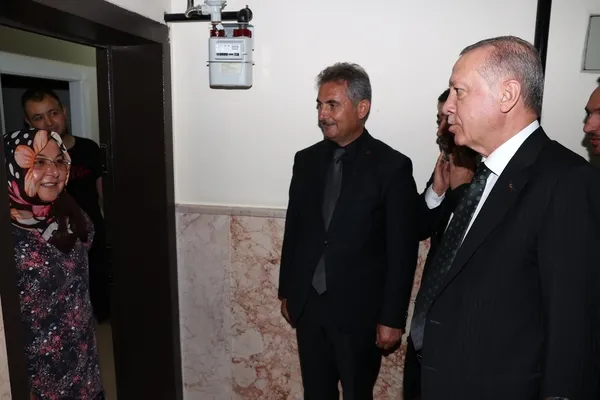 baskan-erdogan-vatandasin-evine-misafir-oldu-1659992727402.jpg Başkan Erdoğan vatandaşın evine misafir oldu-3