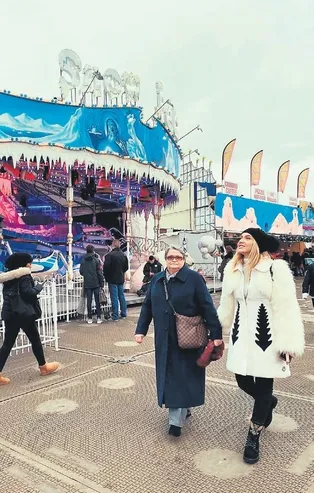 Hadise'den Hülya Açıkgöz'e nispet tatili