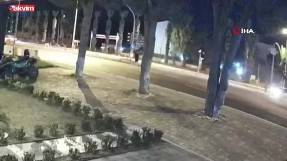 İzmir'de feci kaza kamerada: Otomobil motosiklete çarptı! Kadının yola savrulduğu kazada 1 ölü