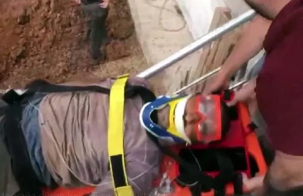 Ankara'da kendi kazdığı 2,5 metrelik çukura düşen kişi 2,5 saatte kurtarıldı-1